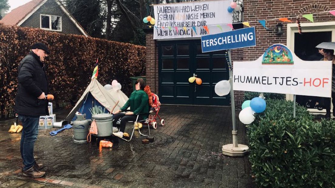 Verslaggever Ronald Niemeijer neemt een kijkje bij de versierde oprit in Scheemda.