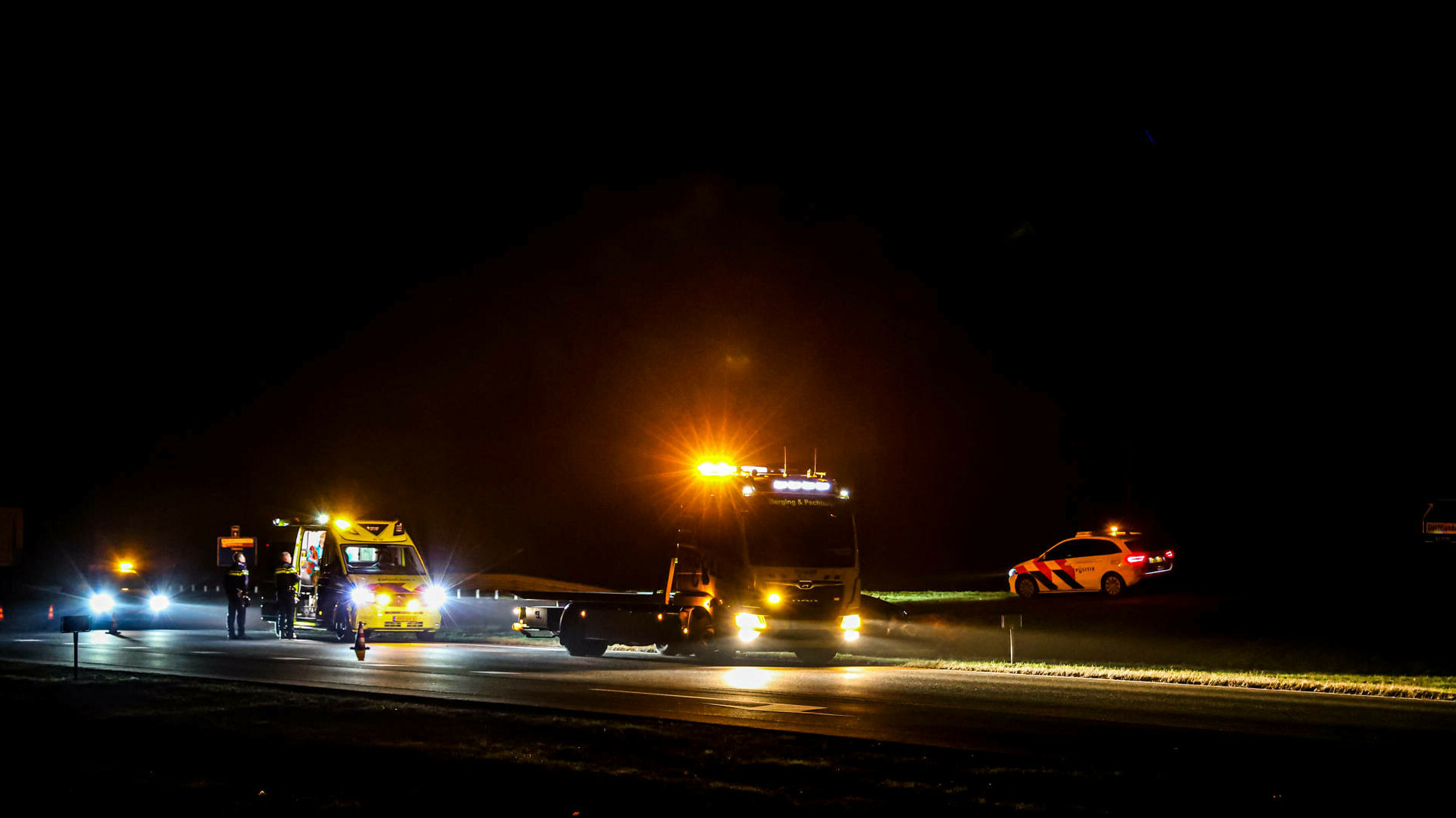 Automobilist slaat over de kop bij Emmen