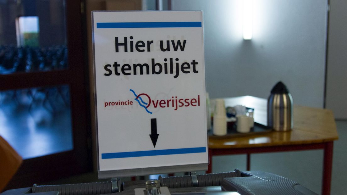 Stemmen op stembureau in Zwolle