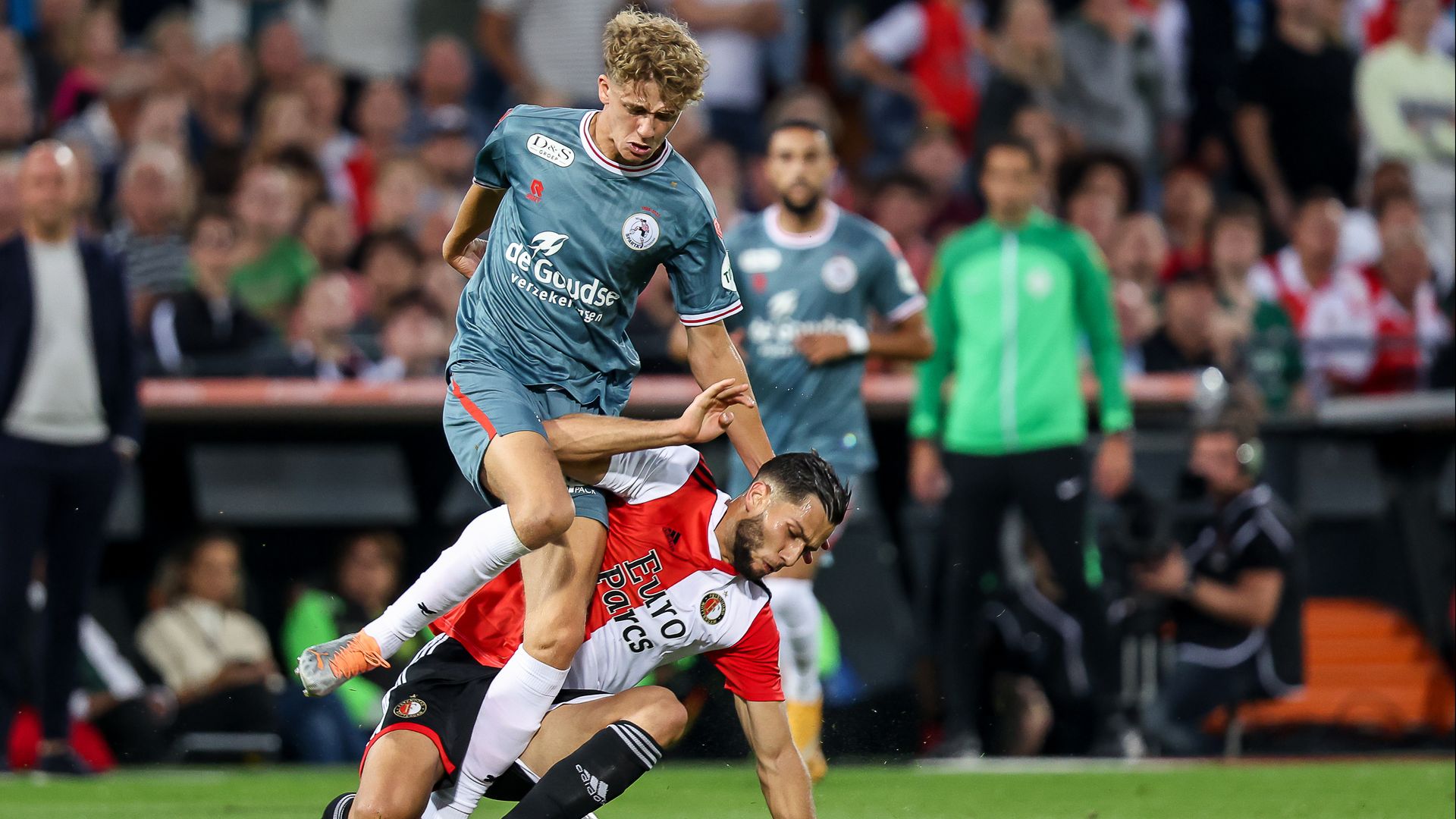 Sven Mijnans eerder dit seizoen in duel met David Hancko