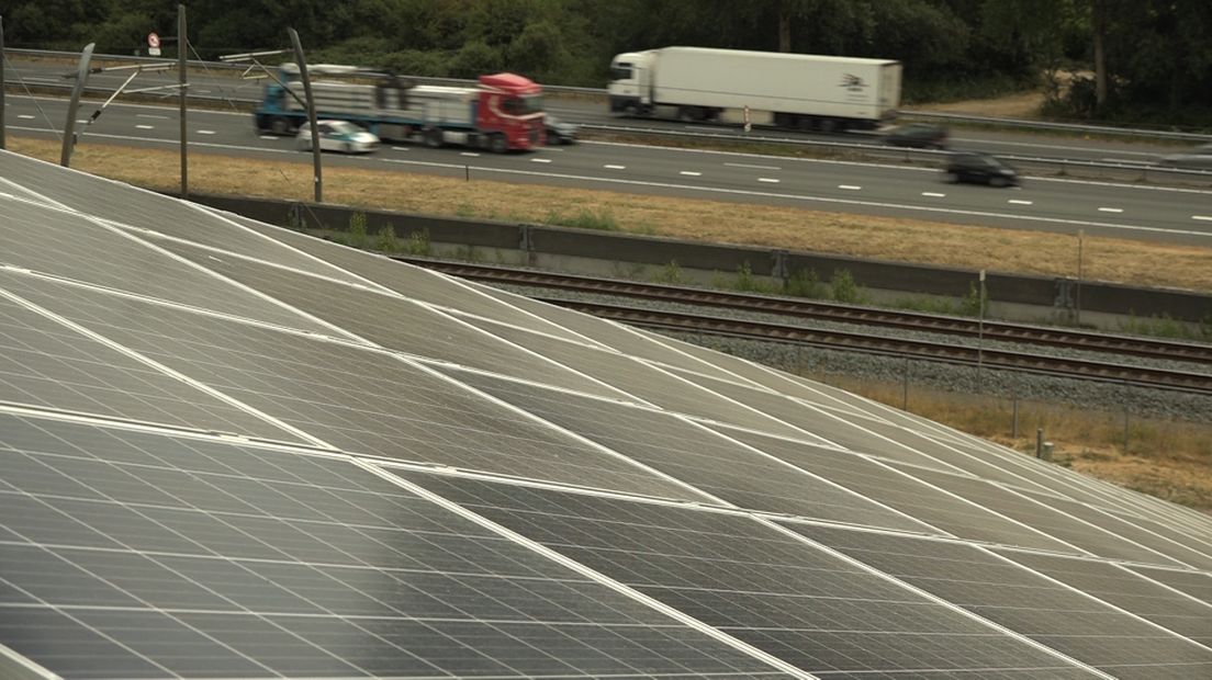 Kijken we straks in Gelderland nog uit over groene weilanden of zijn deze straks bedekt met duizenden futuristische blauwe zonnepanelen? Hoogleraar zonne-energie Miro Zeman van de TU Delft wil dat de overheid ingrijpt. Volgens hem gaat de opmars van zonneparken ten koste van de landbouwgrond. Hij vindt dat gemeenten moeten voorkomen dat weilanden vol komen te liggen met zonneparken.