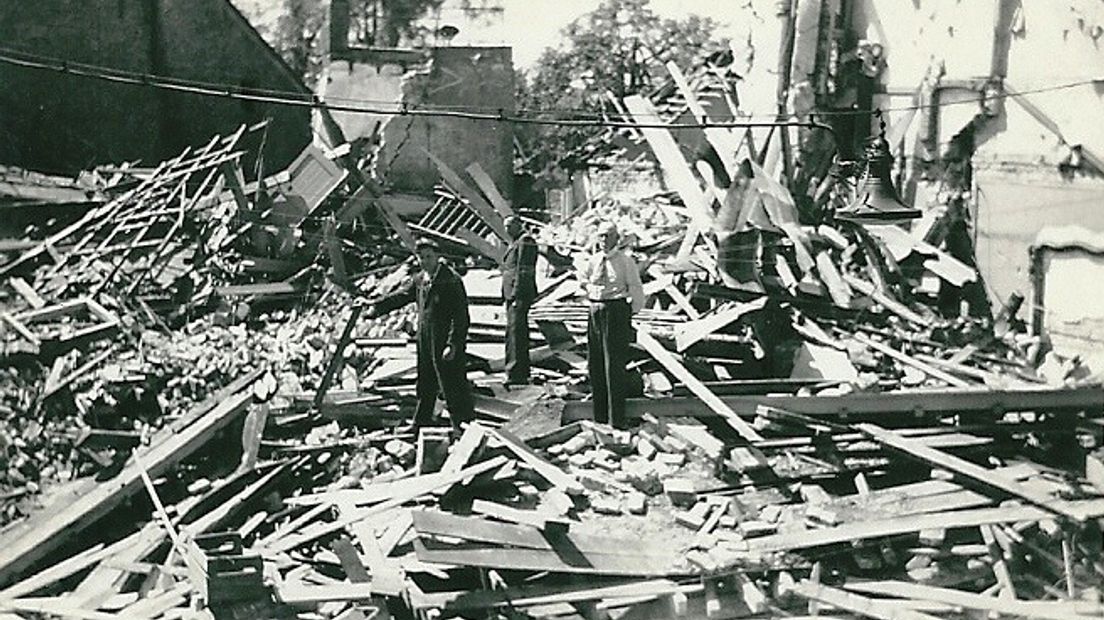 Huissen stroomt in de tweede helft van september 1944 vol met vluchtelingen uit Arnhem. De bevolking is bijna verdubbeld, naast de 6000 Huissenaren denken maar liefst 4000 evacués in de stad een veilig heenkomen gevonden te hebben. Het is er ook veiliger dan in Arnhem, tot 2 oktober 1944, een rampzalige dag voor Huissen. Amerikaanse bommenwerpers storten aan het begin van de middag dood en verderf uit over Huissen en omgeving. 98 mensen komen om het leven.