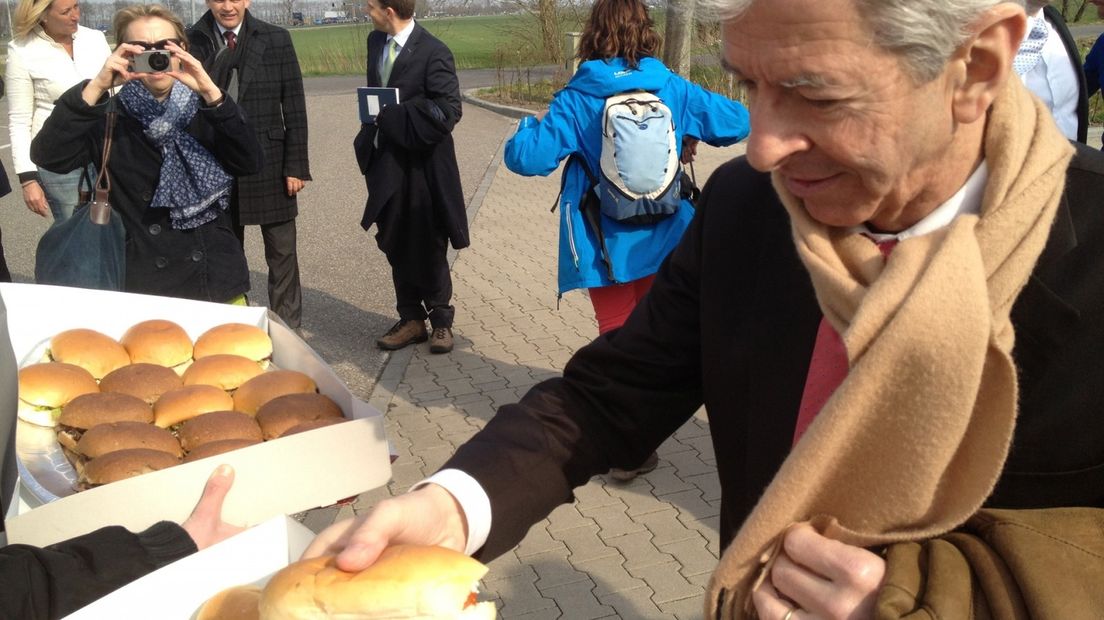 Minister Plasterk geniet tijdens zijn wandeling van Groninger streekproducten