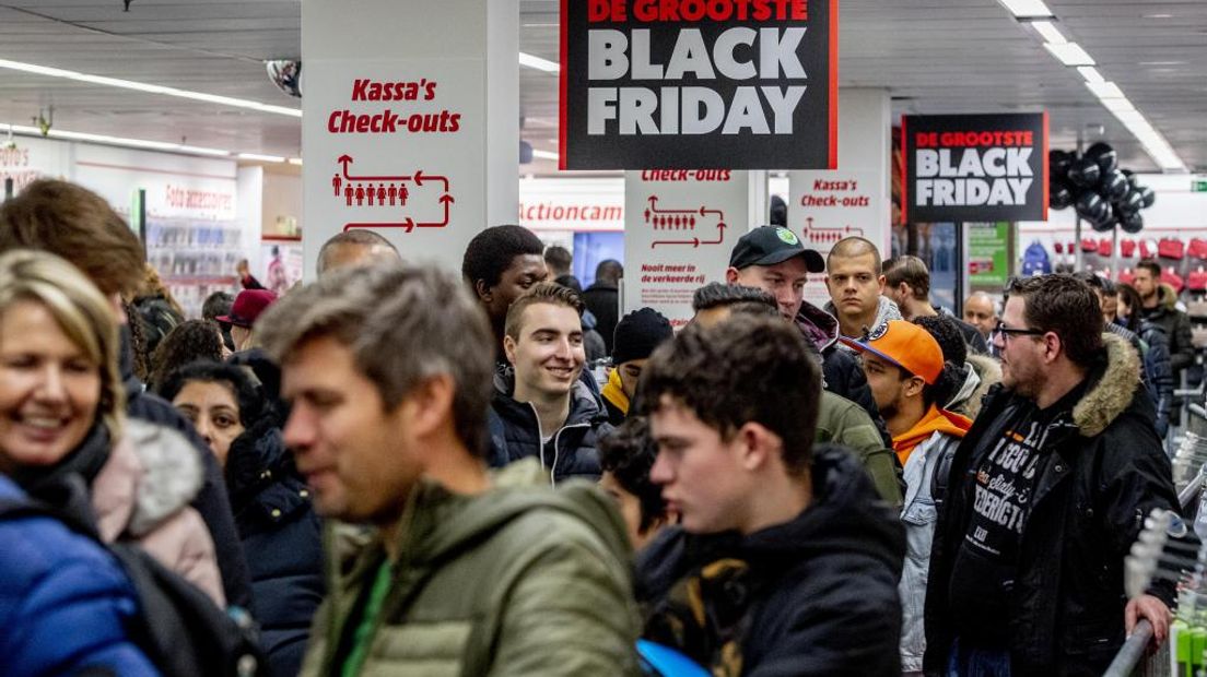 Drukte in de winkels tijdens Black Friday.