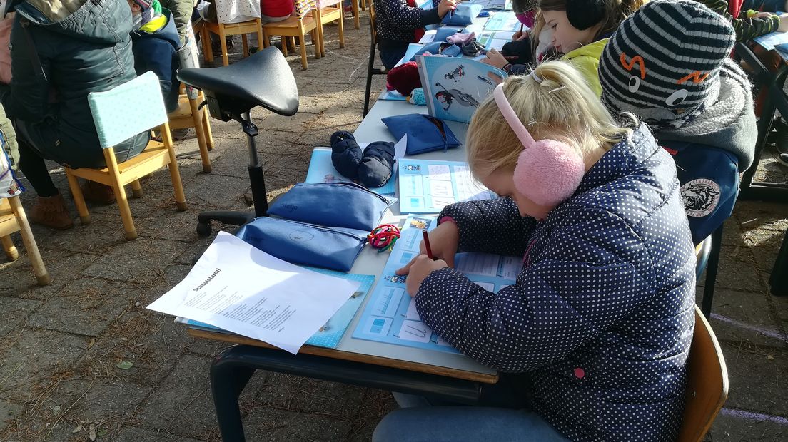 Kinderen werken vanmiddag buiten. Links het actielied.