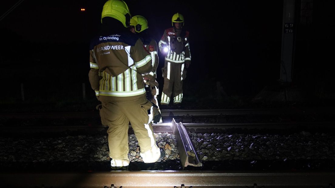 Op het spoor lag een staaf