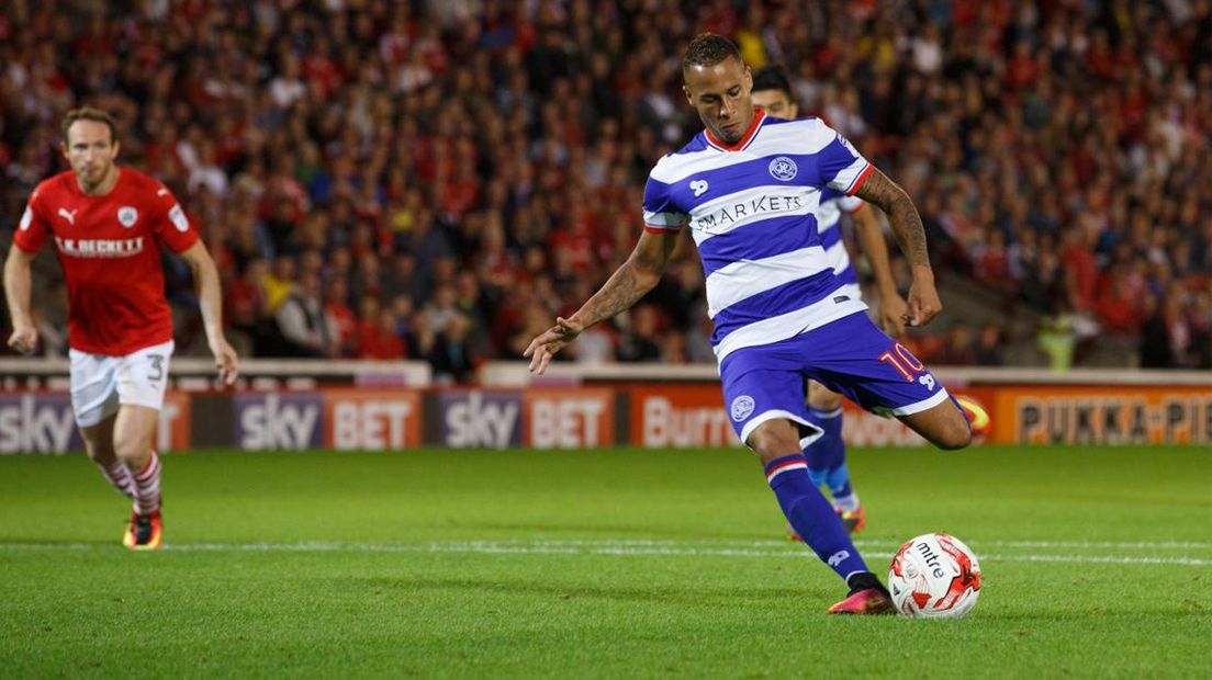 Tjaronn Chery neemt een penalty namens Queens Park Rangers