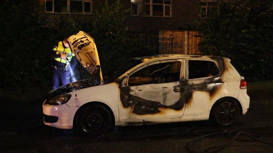 Geparkeerde auto volledig verwoest door brand in Glanerbrug Home