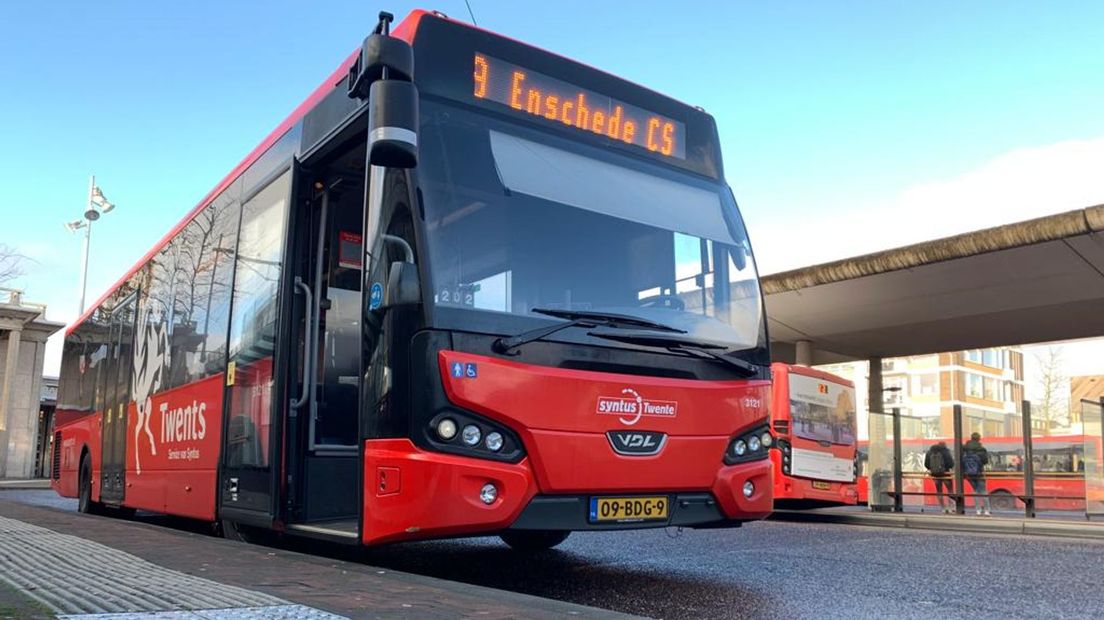 Bus van Keolis op het station in Hengelo