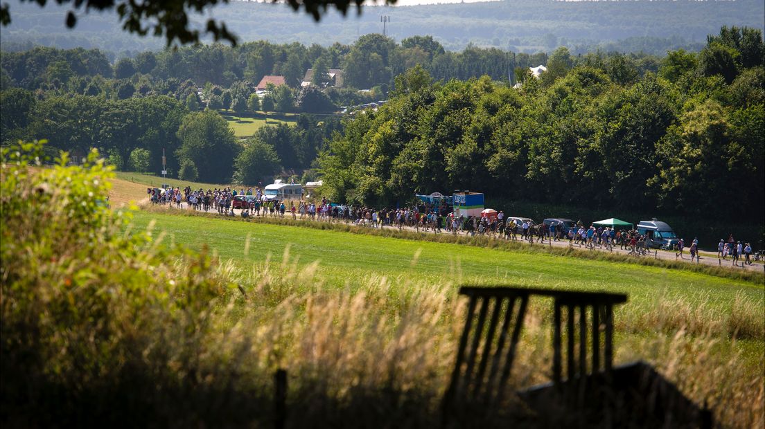 De derde dag, is de dag van de heuvels van Groesbeek. Wie nog in de race is, kan het Vierdaagsekruisje bijna ruiken want de wandelaars zijn inmiddels over de helft.