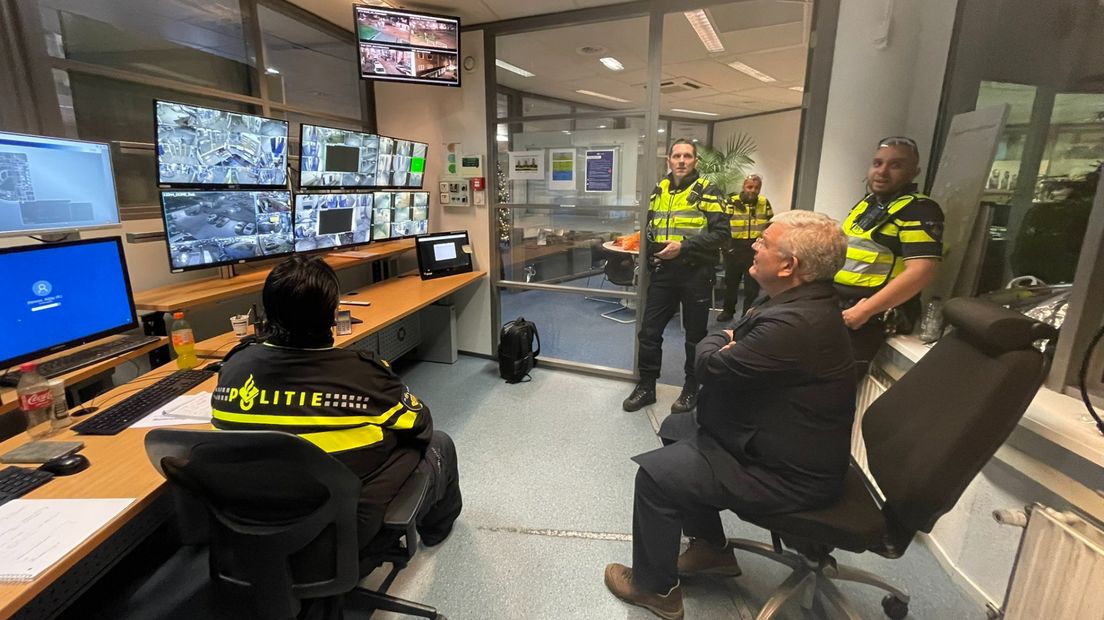 Burgemeester Van Zanen kijkt tijdens de jaarwisseling mee met hulpdiensten