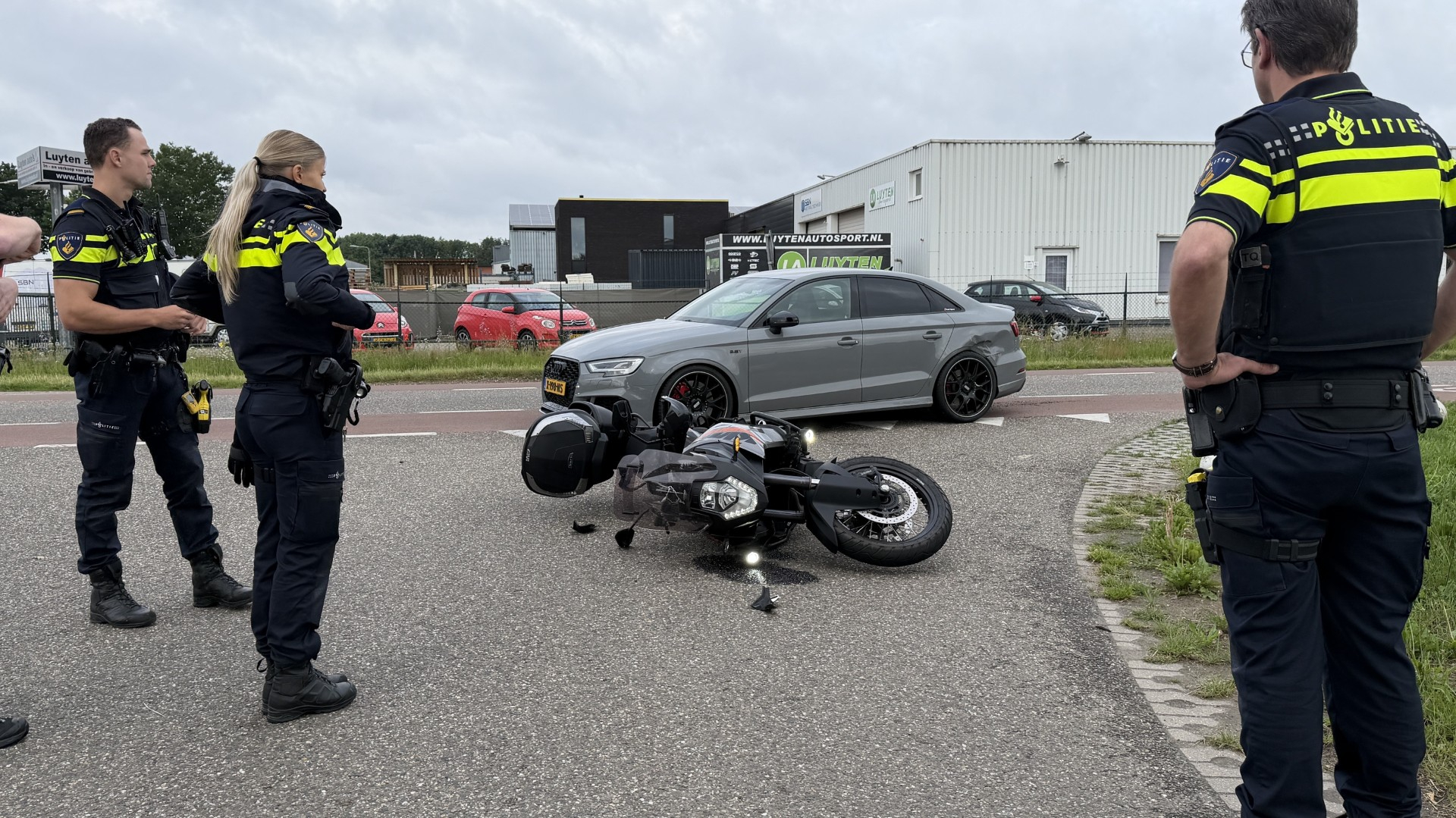 Motorrijder gewond bij aanrijding in Neer.