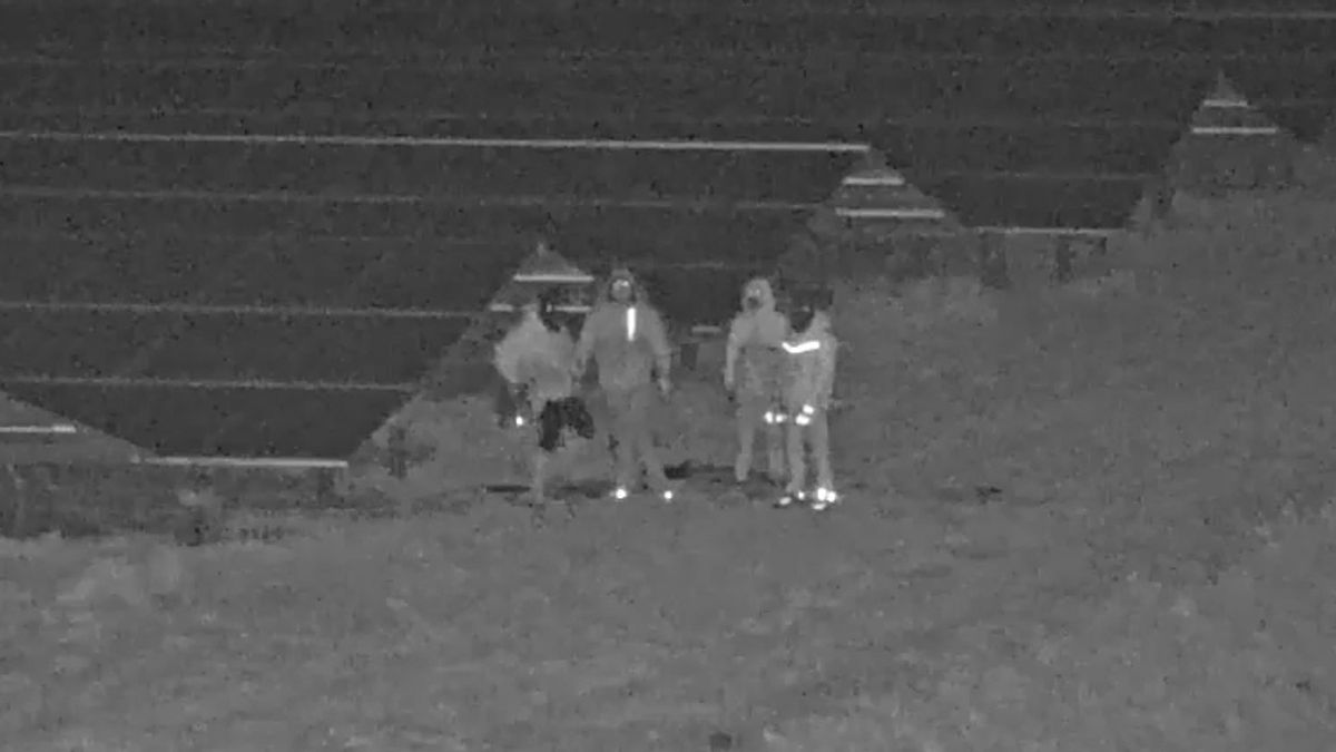 Duizenden euro's schade aan zonnepark Kruiningen, politie zoekt vier mannen die kabels doorknipten