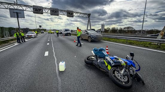 Verkeerschaos en lange files na ongeval op A27. Verkeerschaos en lange files na ongeval op A27.