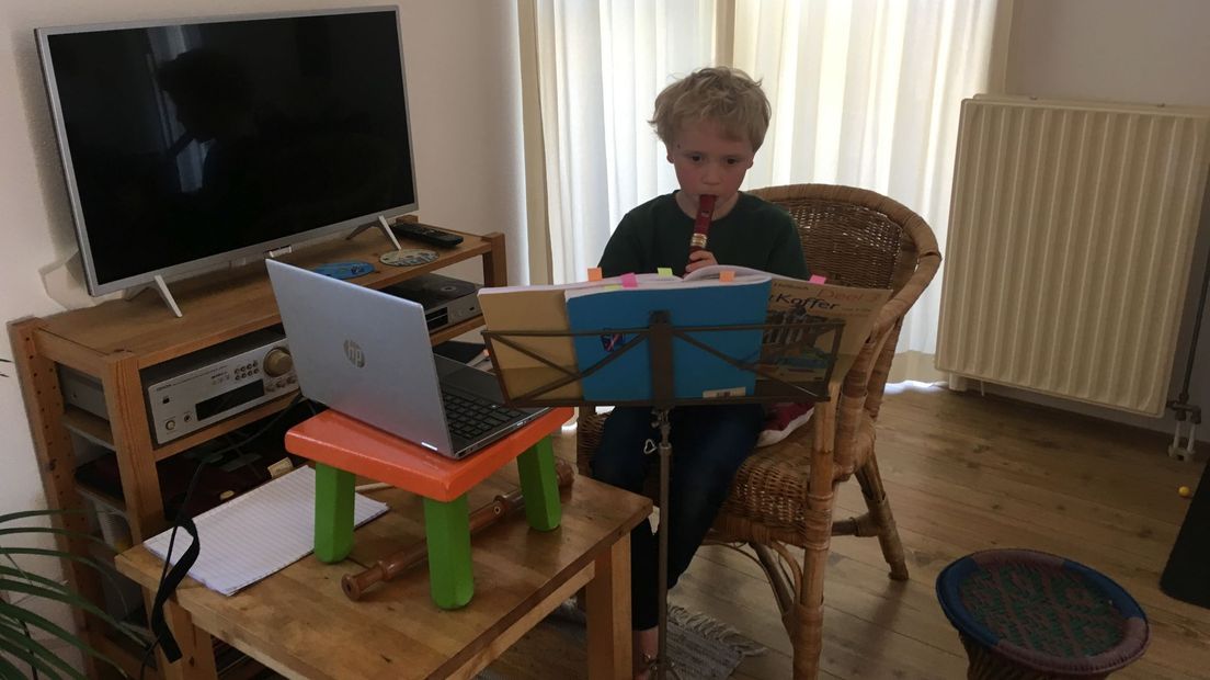 De 6-jarige Boris heeft de komende weken muziekles via de computer