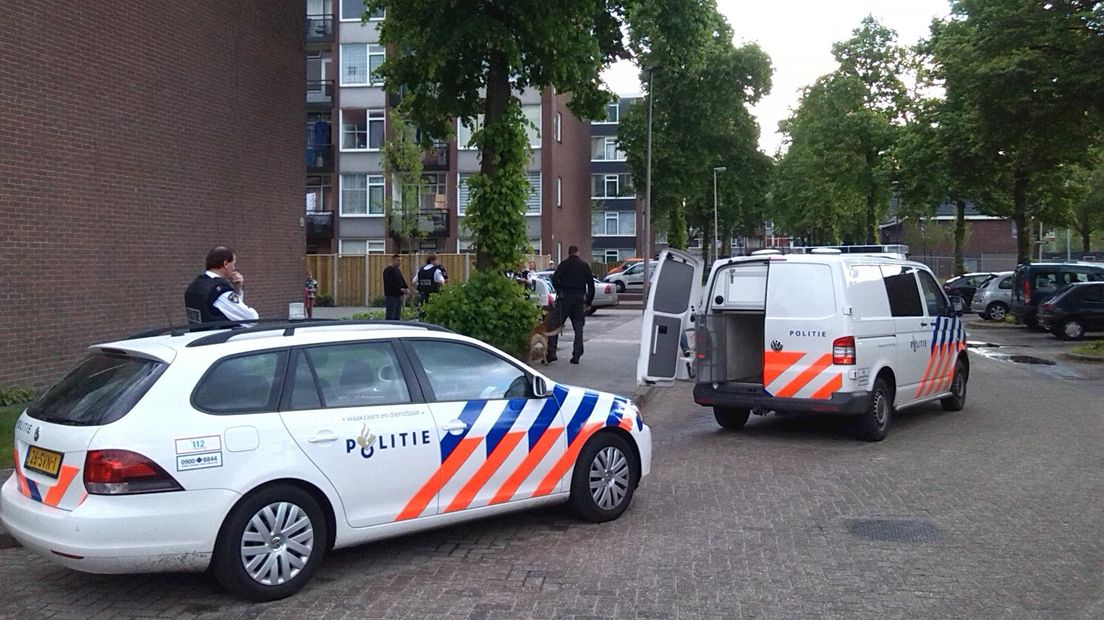 Agenten met kogelwerende vesten op het Deltaplein in Deventer