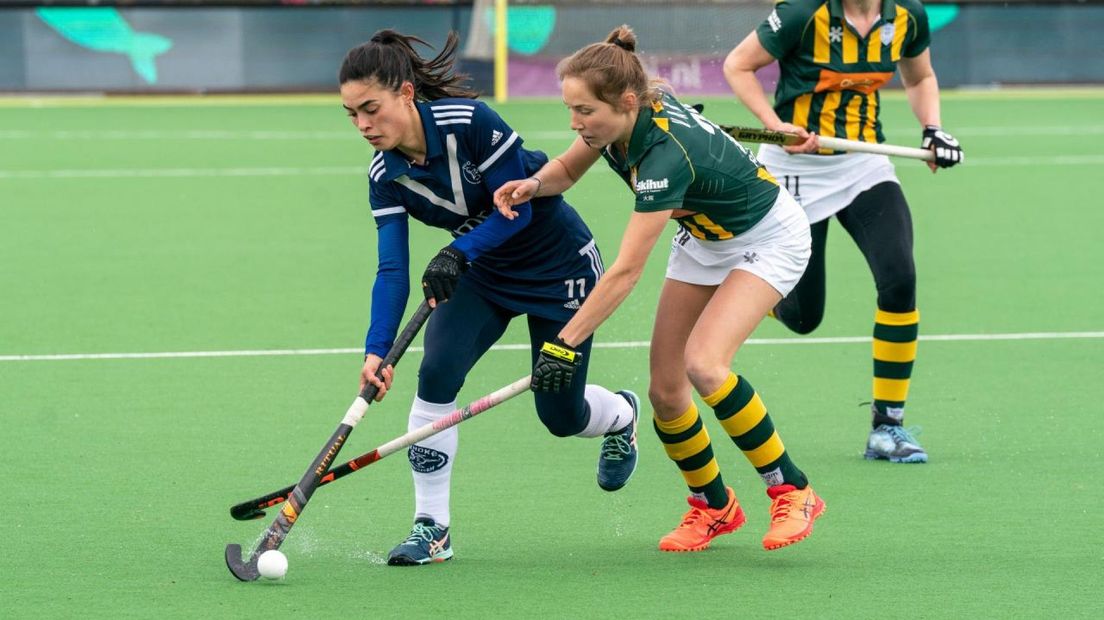 Stella van Gils van Pinoke in duel met Imme van Es van HDM