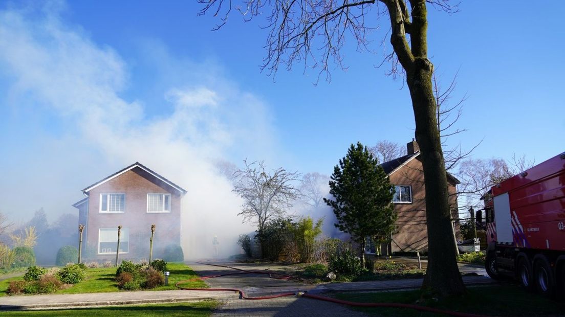 De brand woedde tussen twee woningen (Rechten: Van Oost Media)