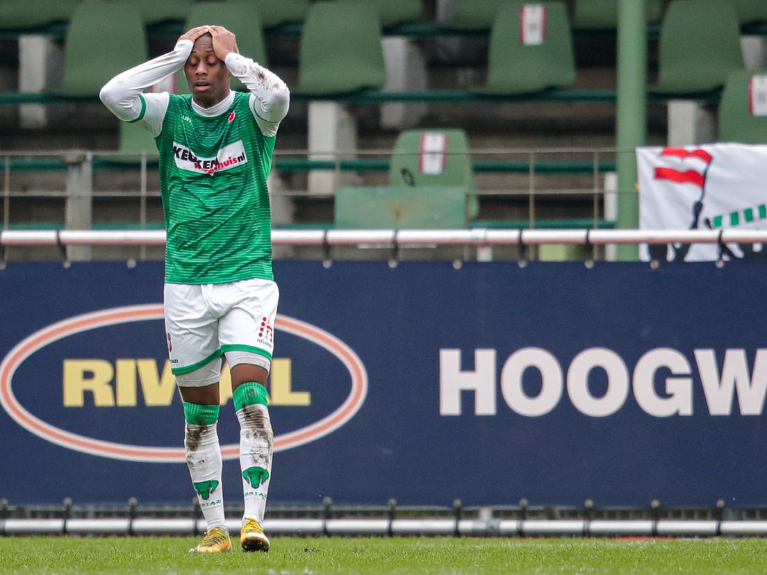 Gianni dos Santos kreeg een grote kans voor FC Dordrecht, maar schoof de bal naast.