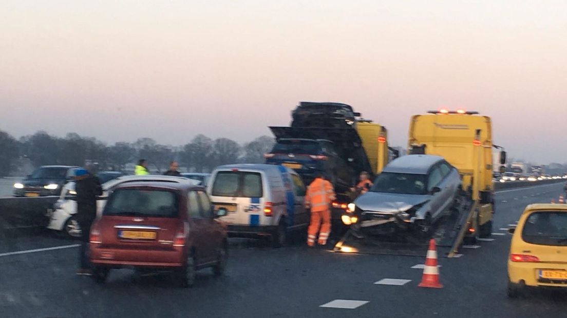 Ongeluk met tien voertuigen op A35 bij Almelo, vier gewonden naar het ziekenhuis