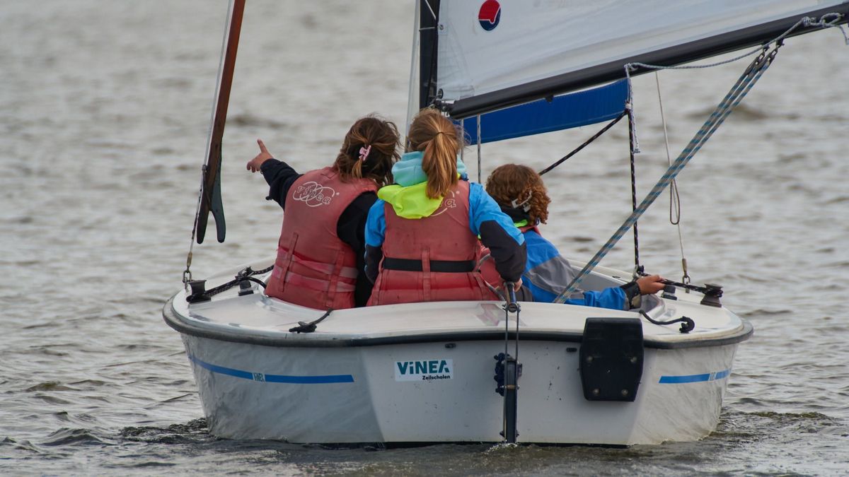 Nieuwe generatie zeilinstructeurs opgeleid in Oudega (SWF)