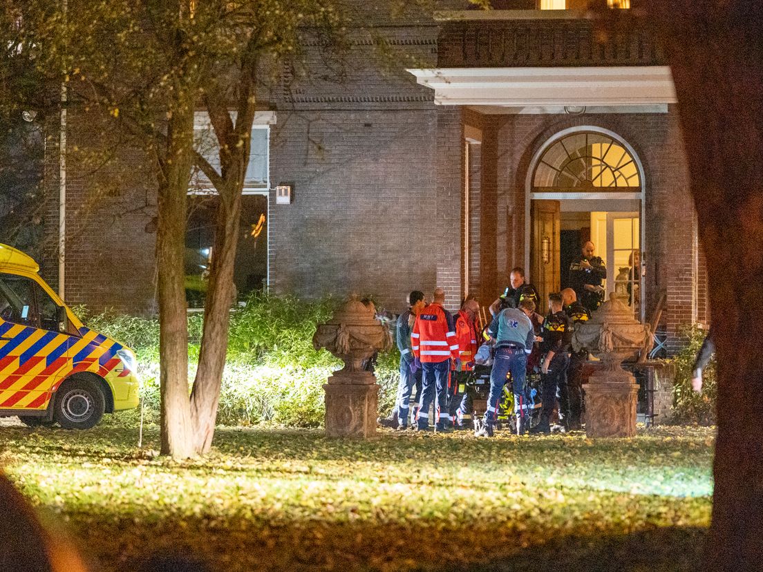Het 74-jarige slachtoffer wordt door ambulance-broeders uit de villa gehaald