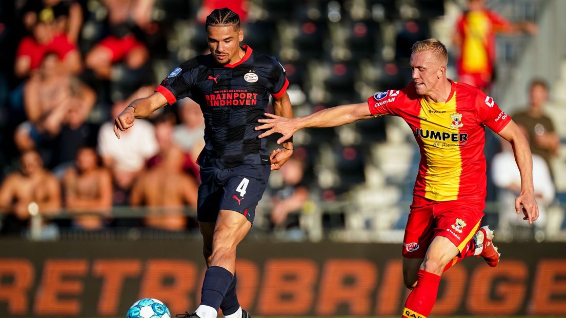 Isac Lidberg van Go Ahead Eagles scoorde, maar kon een nederlaag tegen PSV niet voorkomen