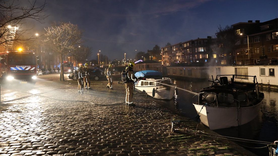 Plezierboot op Soestdijksekade in Den Haag is volledig uitgebrand