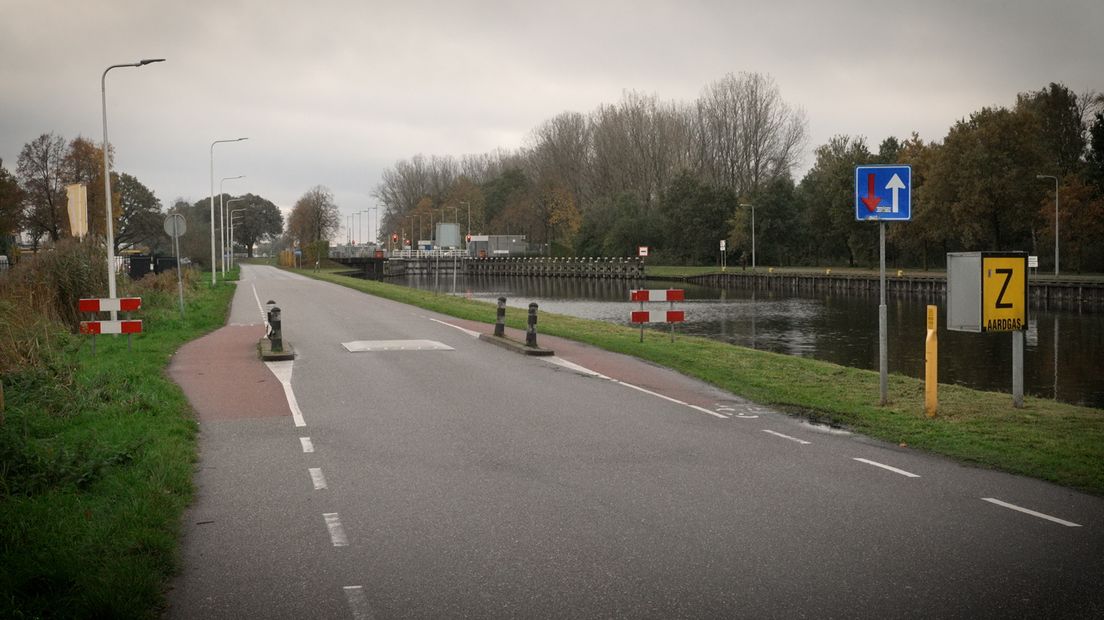 De plaats waar de fietser tegen de grond werd geslagen.