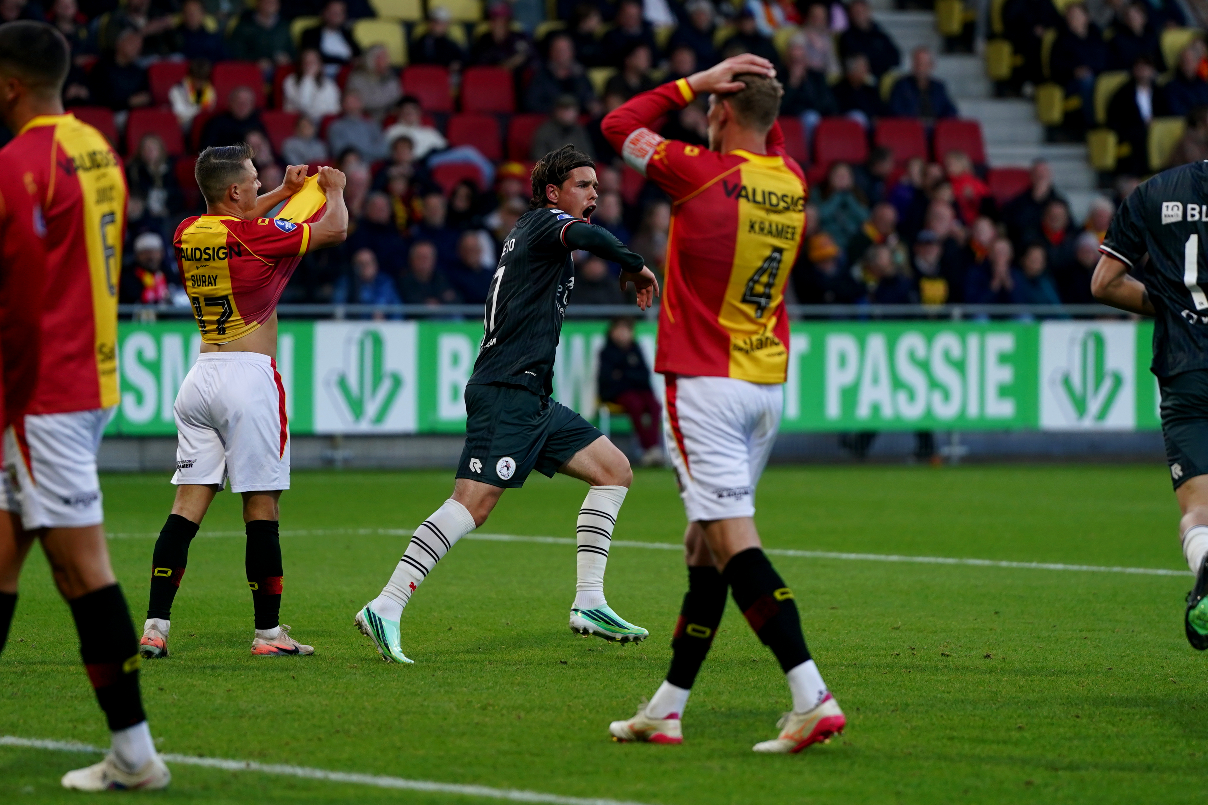 Casper Terho viert zijn gelijkmaker, waarmee hij Sparta een punt bezorgt tegen Go Ahead Eagles.