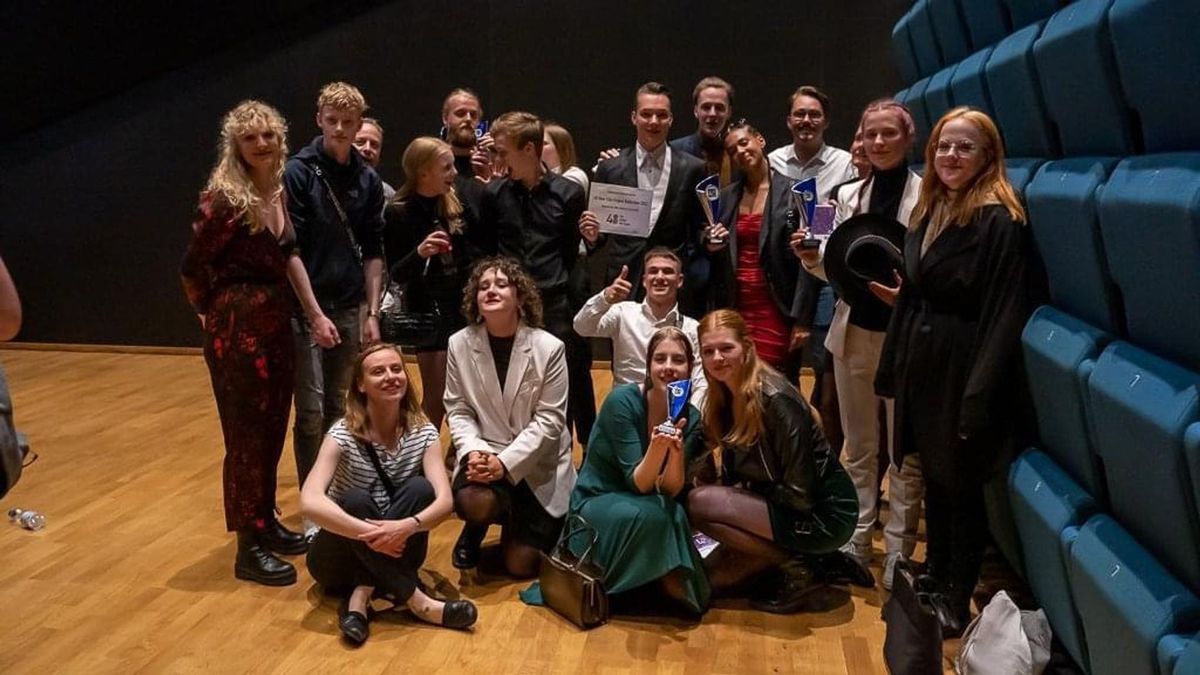 Filmcrew zorglandgoed Mirre terug in Valthe met prijs uit Los Angeles