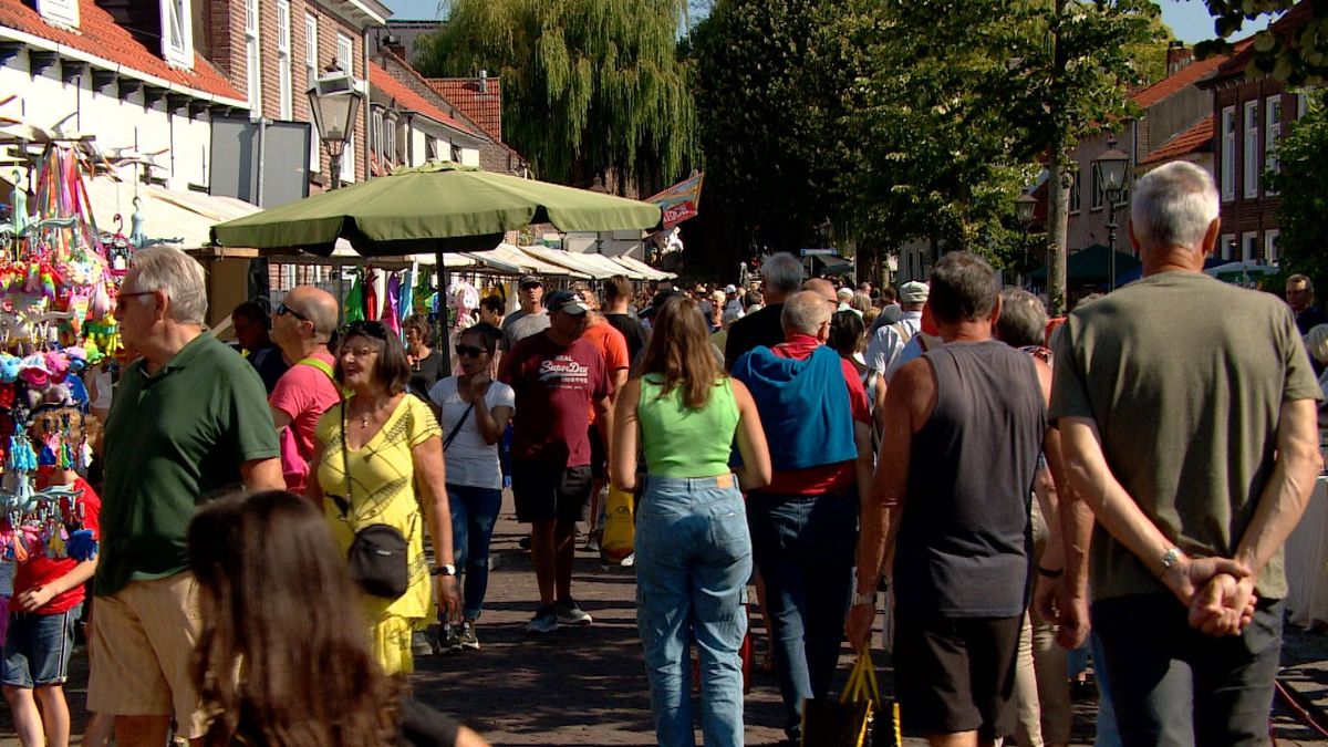 Na twee jaar eindelijk weer een jaarmarkt in Groede: lp's scoren en centen verdienen