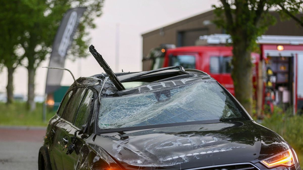 Auto slaat over de kop bij Hindeloopen; een persoon gewond