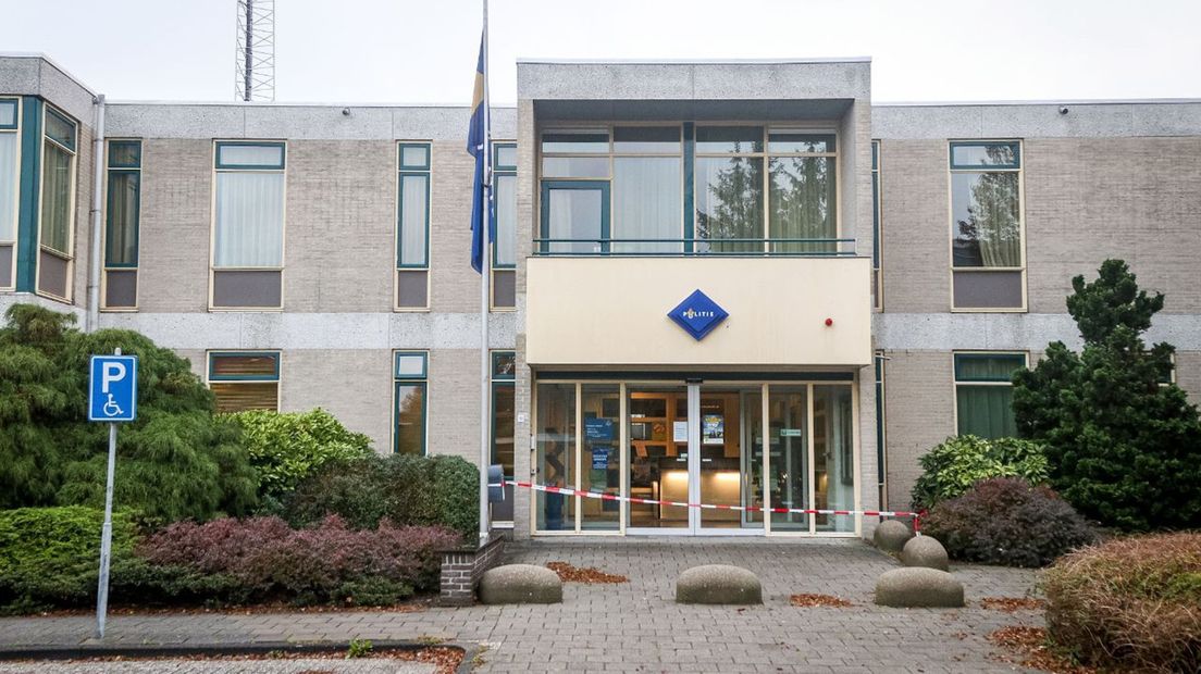 Het politiebureau in Veendam is met een lint afgezet