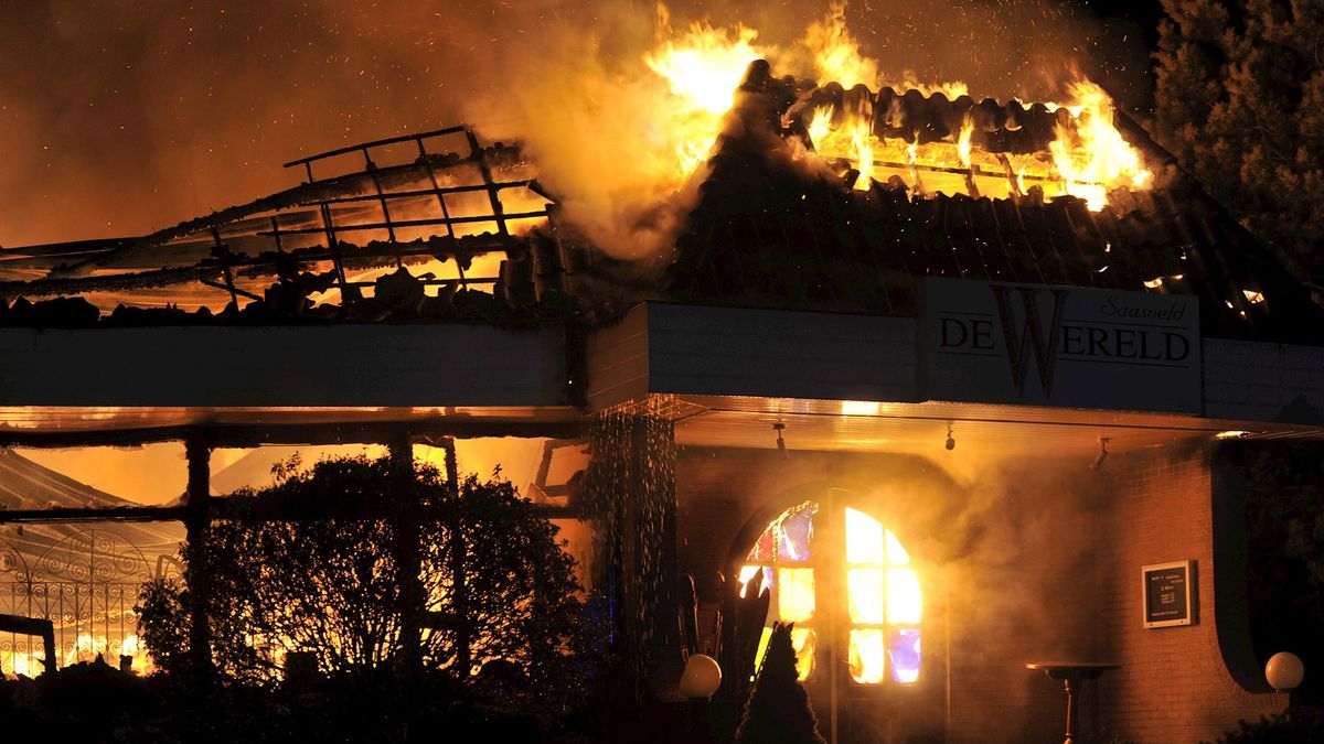 Grote brand verwoest partycentrum 't Holscher in Saasveld