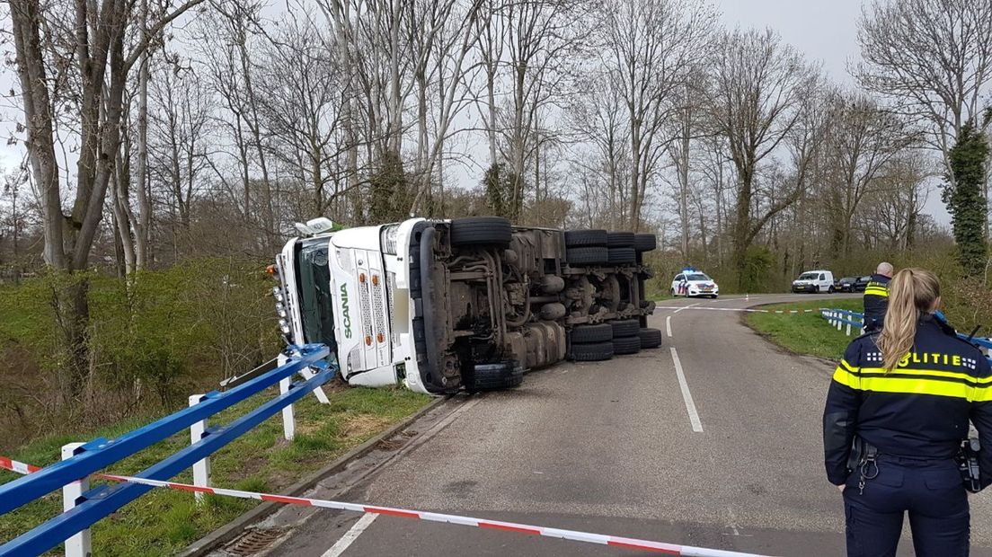 Gekantelde vrachtwagen Rouveen