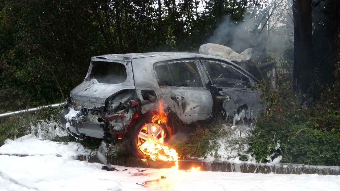 De auto vloog in brand aan de Industrieweg (Rechten: Persbureau Meter)