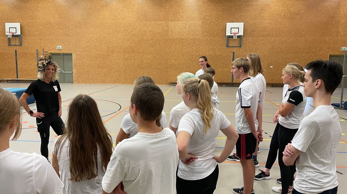 Gymdocent Christel de Jong showt haar hoed aan haar leerlingen