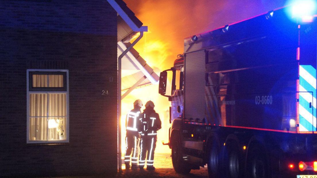 In Nieuw-Weerdinge ging een schuurtje in vlammen op (Rechten: Van Oost Media)