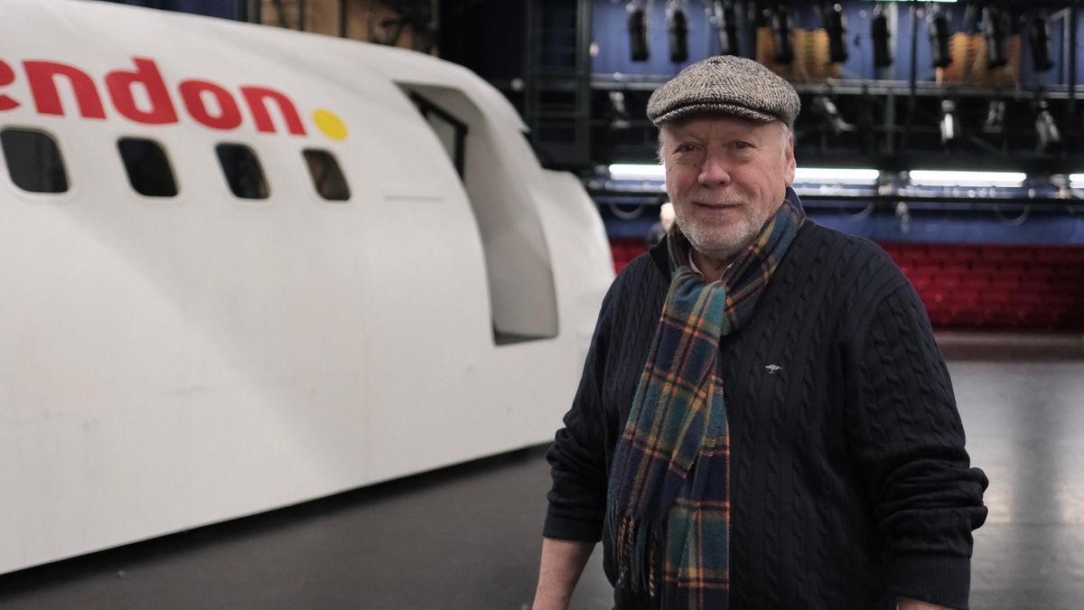 'Oost, West, Thuis....?: Boeing landt veilig op podium Schouwburg Hengelo