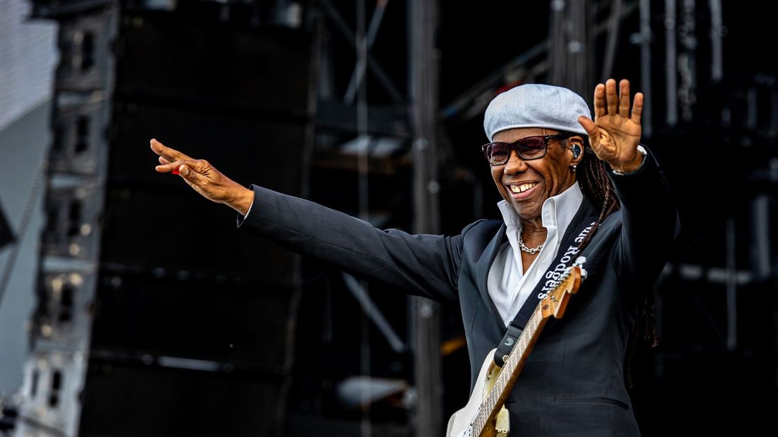 Nile Rodgers van CHIC zwaait naar het publiek.