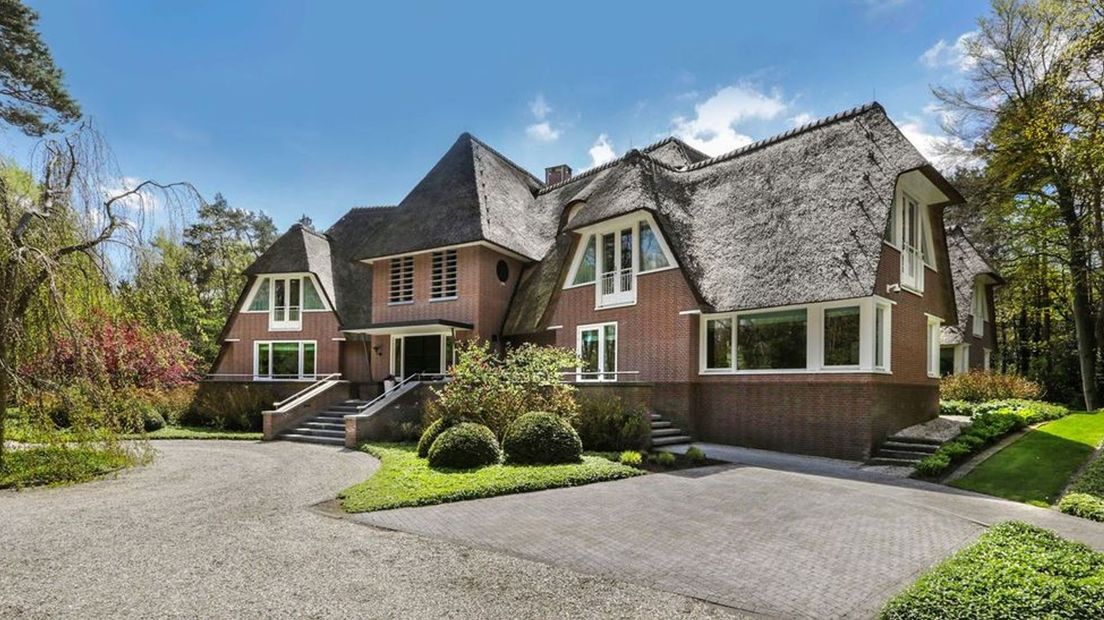 Deze rietgedekte villa in 't Harde is de op één na duurste woning die in Gelderland te koop staat.
