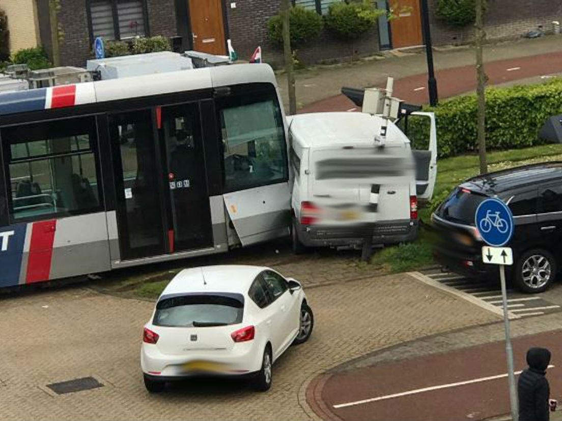 De tram botste op een bestelbusje.