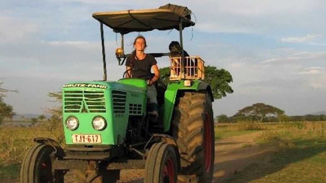 Het tractormeisje in Afrika.
