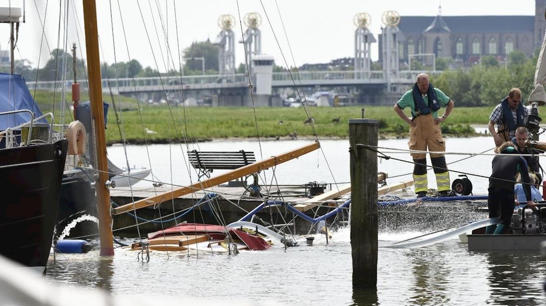 Boot gezonken in jachthaven in Kampen