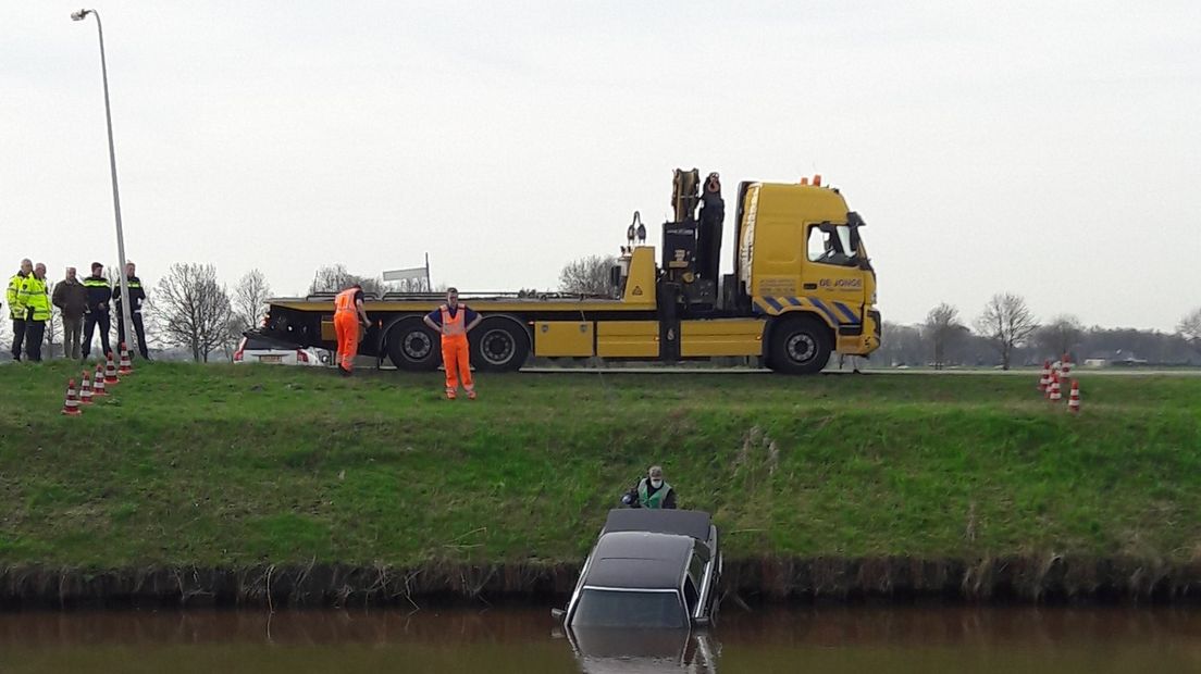 De auto wordt zo uit het water getakeld (Rechten: Twitter/Politie Drenthe)