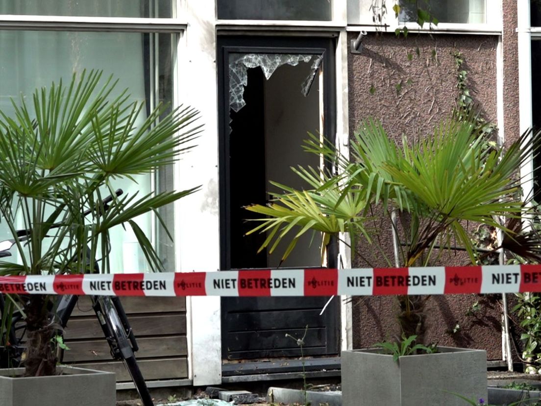 Schade aan de voordeur van de getroffen woning.
