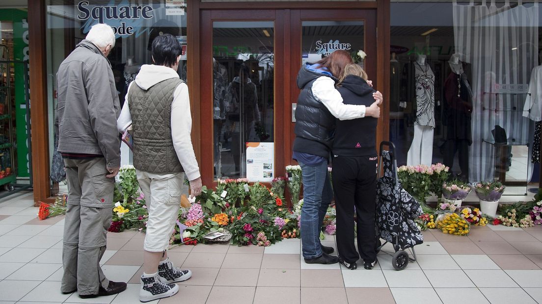 Huilende mensen en een bloemenzee, in 2011, voor de winkel van Margriet ter Haar