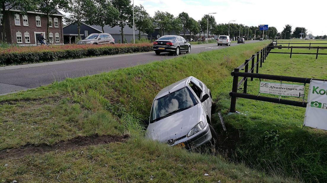 Auto in sloot bij eenzijdig ongeluk in Slagharen