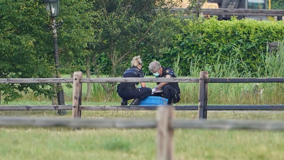 Forensische opsporing doet onderzoek op het terrein